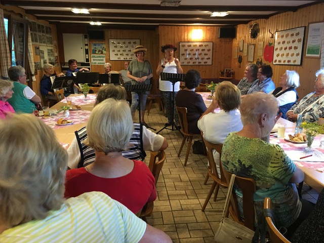 Mundartgruppe Krawallcher zu Gast im OGV Roßdorf Mundartgruppe Krawallcher zu Gast im OGV Roßdorf