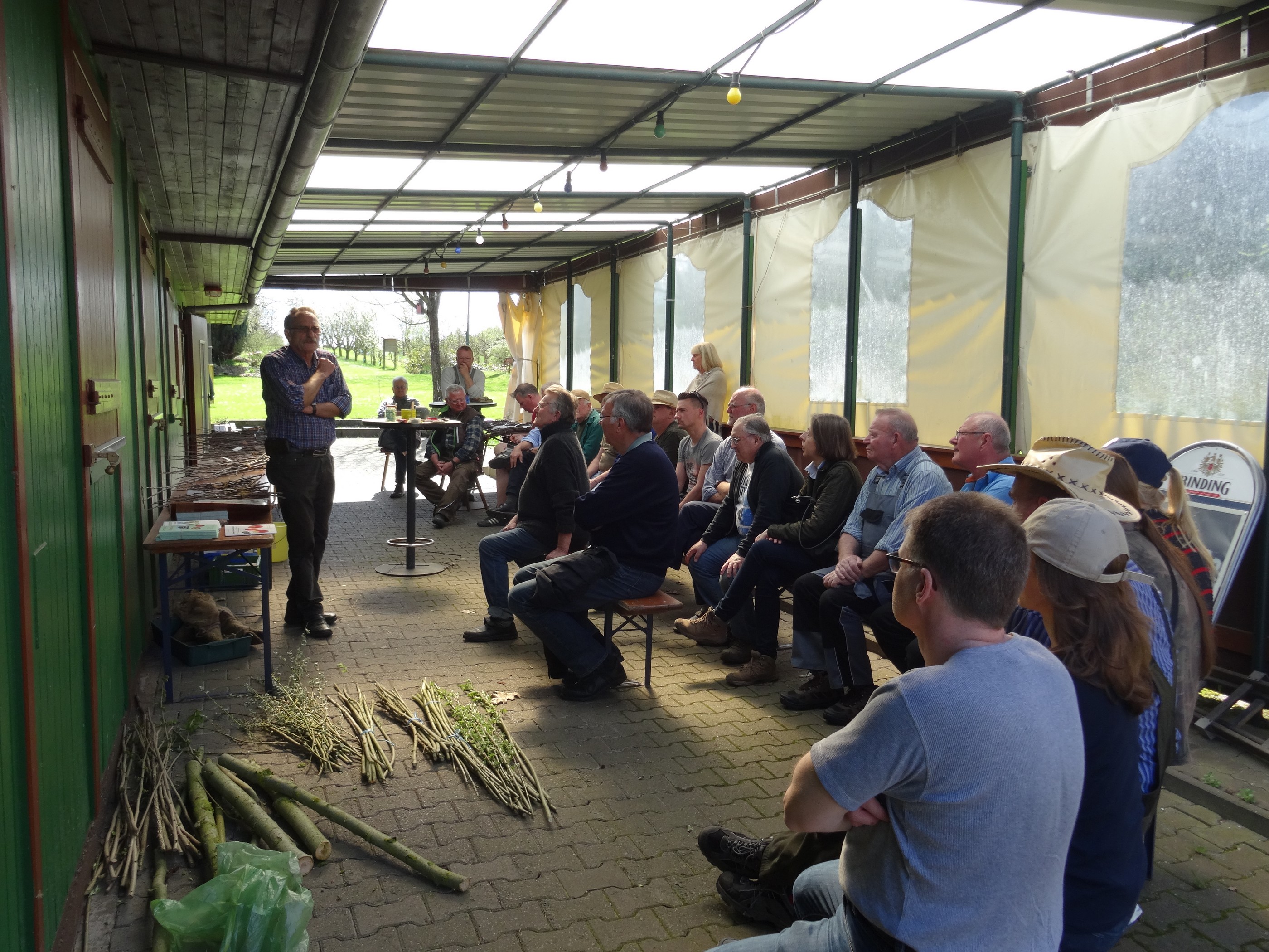 Werner Nussbaum mit den Teilnehmern bei der theoretischen Unterweisung