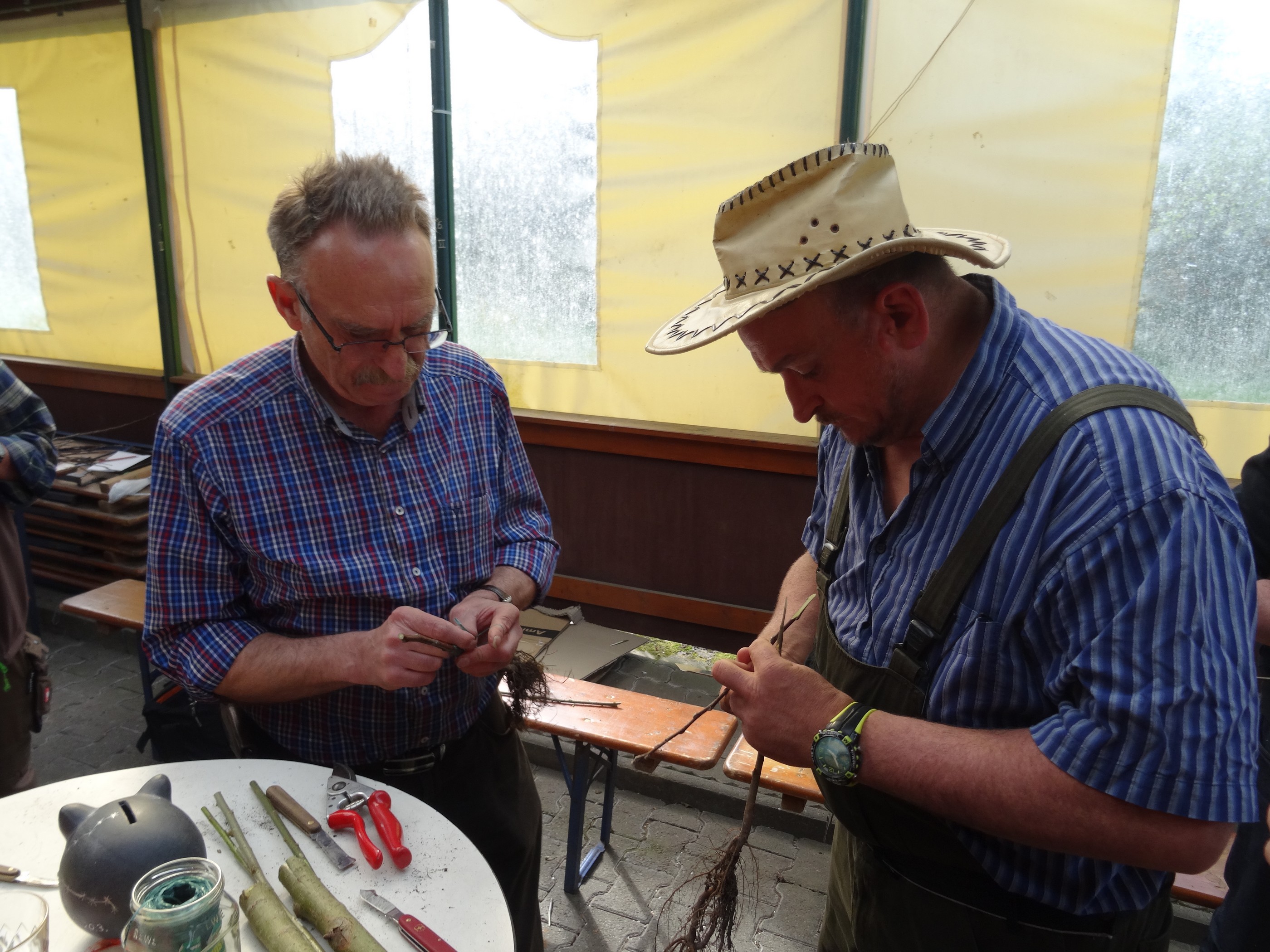 Werner Nussbaum mit einem der Teilnehmer bei der praktischen Unterweisung